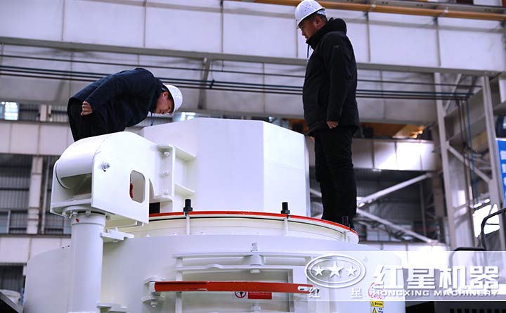 用戶正查看制砂機(jī)進(jìn)料口