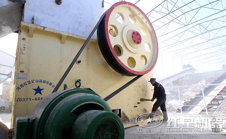 顎式破碎機(jī)設(shè)備現(xiàn)場(chǎng)