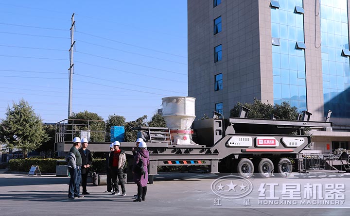 用戶考察紅星建筑垃圾破碎機設備廠區