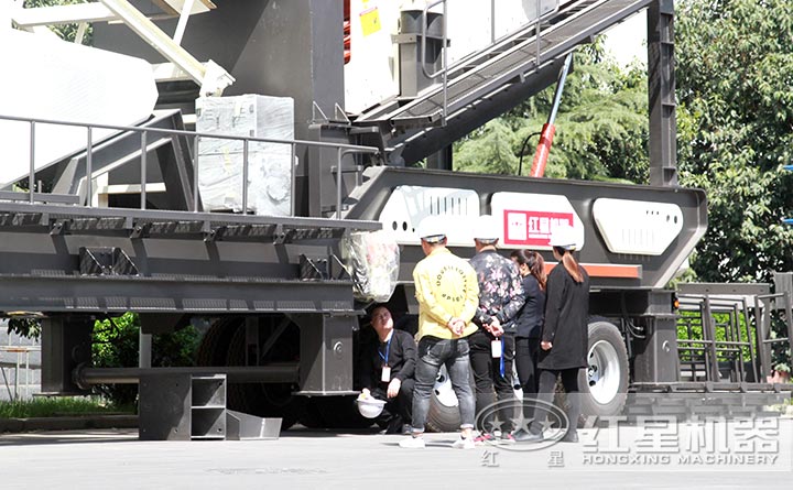 用戶正考察紅星混凝土破碎機(jī)設(shè)備廠區(qū)