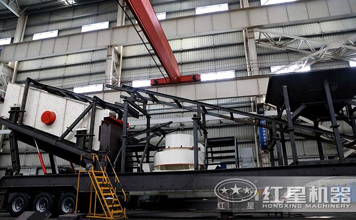 紅星移動石料破碎制沙機車間一角，設備正在加工中