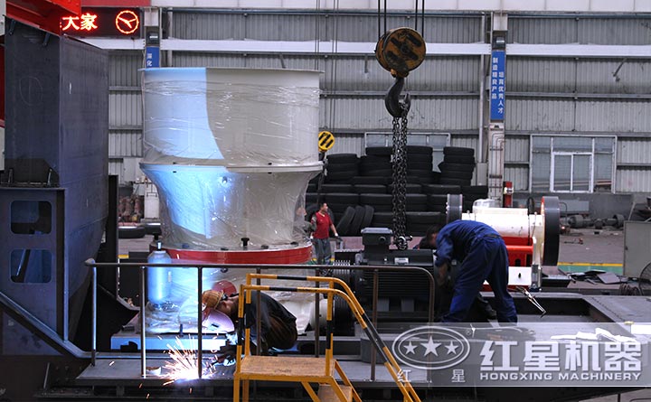 紅星移動石料破碎制沙機車間內，工人正在組裝設備