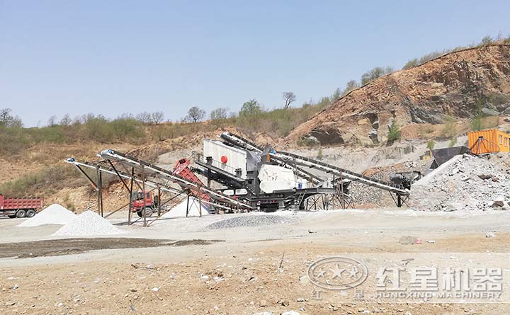 移動(dòng)反擊式破碎機(jī)破碎花崗巖現(xiàn)場(chǎng)