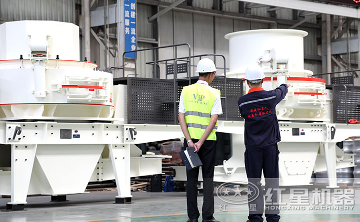 紅星工程師，認(rèn)真檢查每一臺(tái)機(jī)器