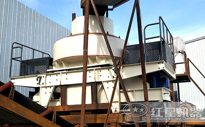 四川客戶石灰石制砂機設備生產現場