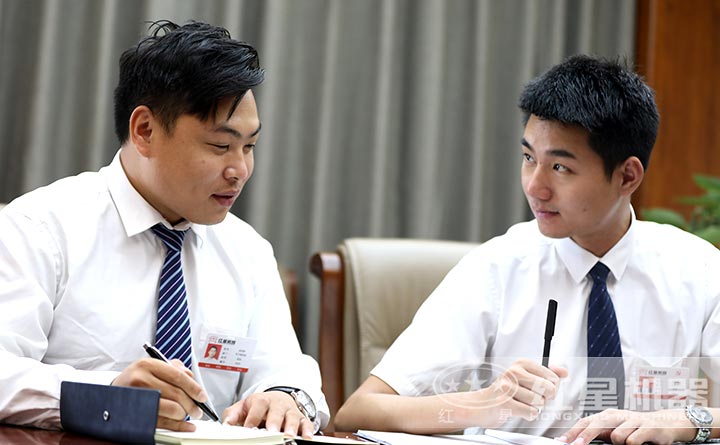 客戶來廠與紅星工作人員簽訂合同