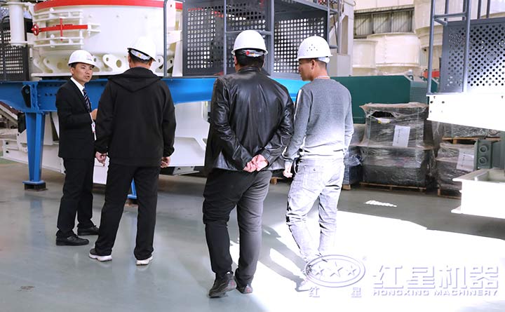 客戶(hù)來(lái)廠考察，技術(shù)經(jīng)理一對(duì)一指導(dǎo)購(gòu)機(jī)