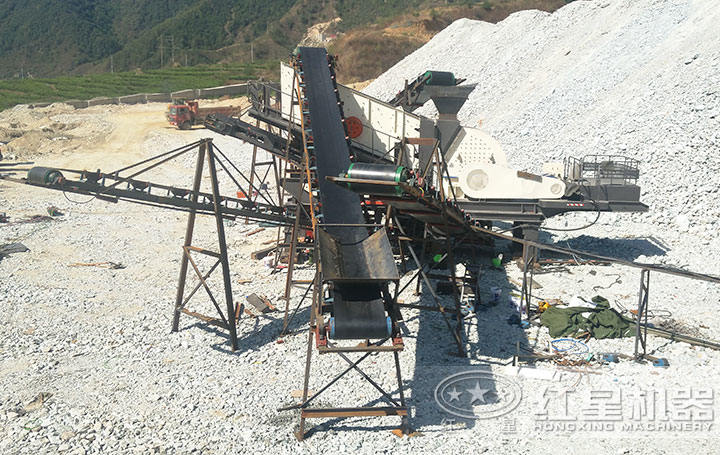 單臺小型混凝土破碎機作業(yè)現(xiàn)場