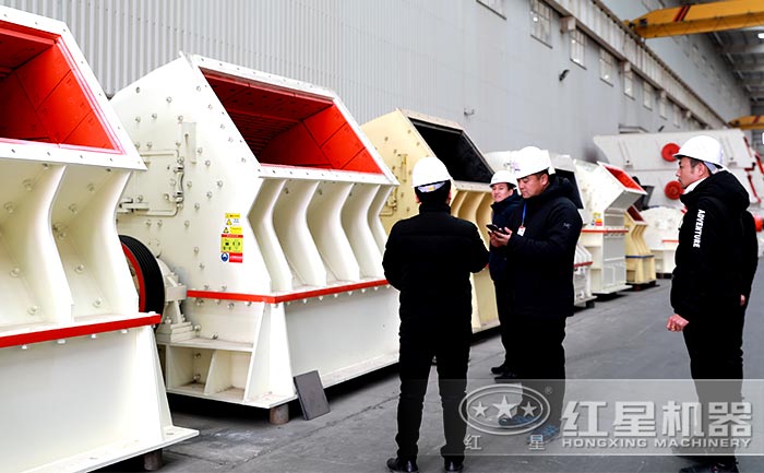 客戶來(lái)錘式碎石機(jī)廠區(qū)參觀考察