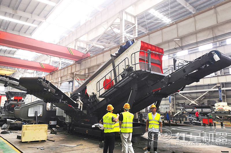 客戶(hù)在移動(dòng)碎石機(jī)生產(chǎn)車(chē)間考察取材、工藝