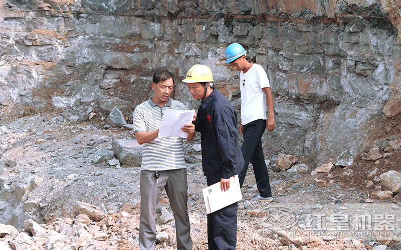 紅星機(jī)器售后人員到現(xiàn)場為客戶指導(dǎo)安裝