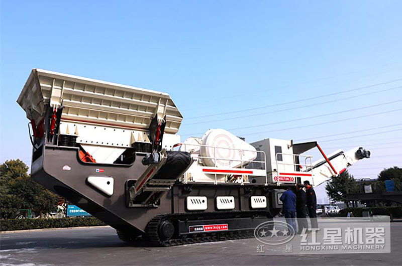 客戶到廠區(qū)實地考察，近距離了解移動破碎機