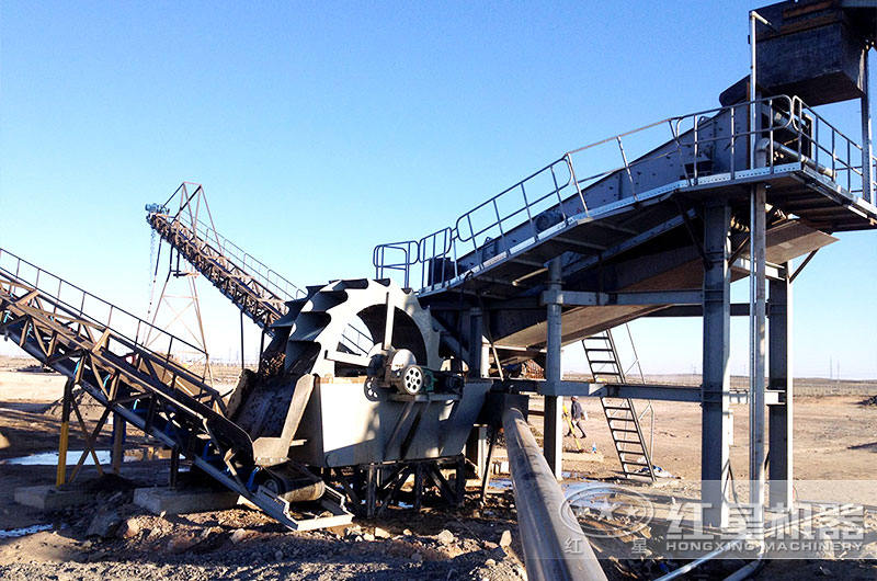 水洗沙機(jī)放于地面，接在振動(dòng)篩下面