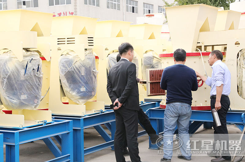 客戶參觀石頭制砂設備，專業技術經理一對一指導