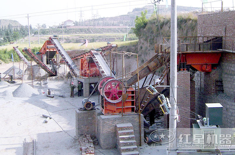 石灰石生產現場：石灰石鄂破機+反擊破