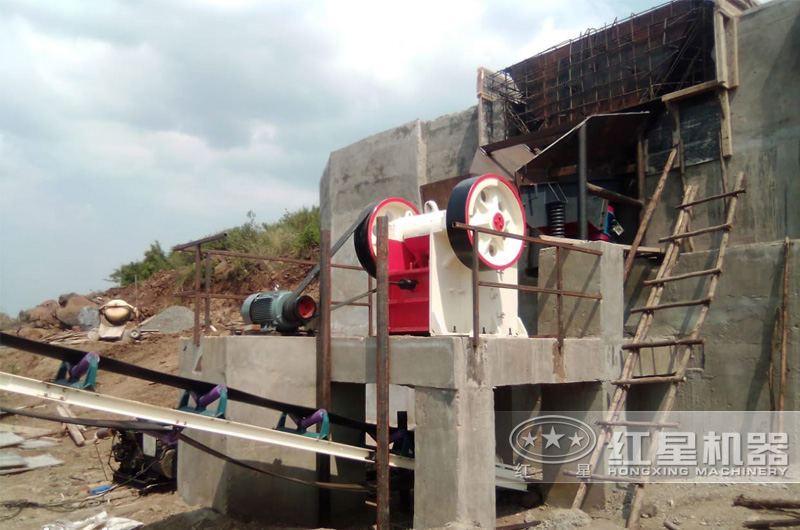 洛陽時產50噸的細顎破碎設備生產現場 洛陽時產50噸的細顎破碎設備生產現場