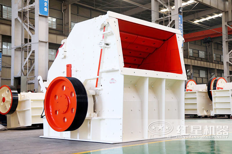 反擊式破碎機沖擊力大，石粉少