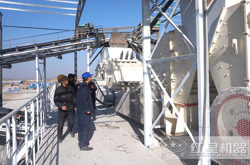 大型碎石機(jī)工作現(xiàn)場(chǎng)