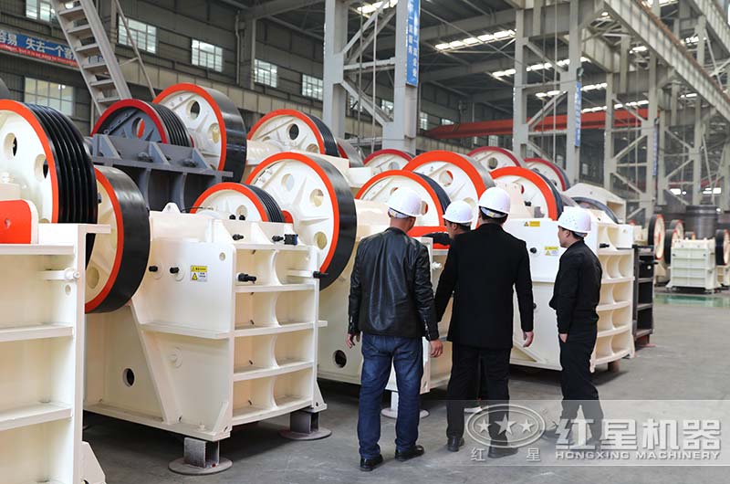 客戶到廠區參觀考察破碎機