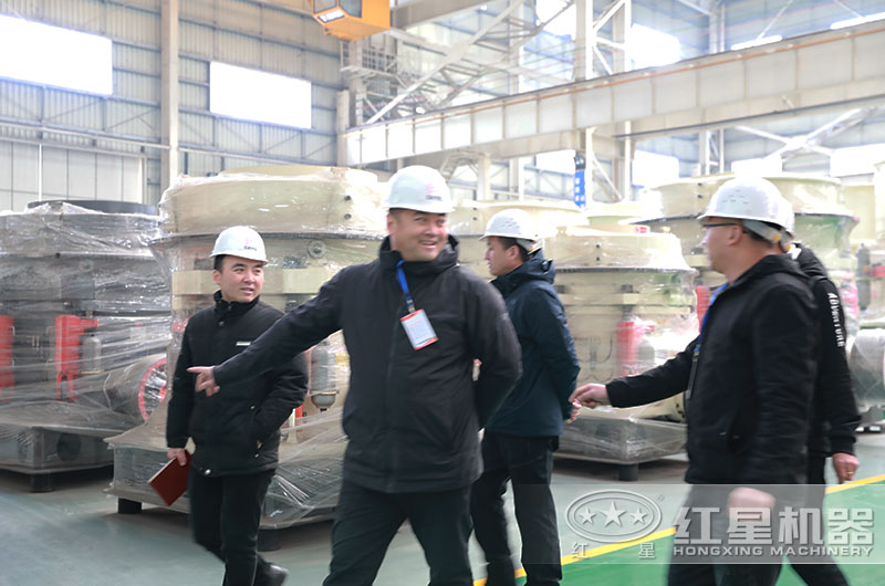 破碎巖石設(shè)備