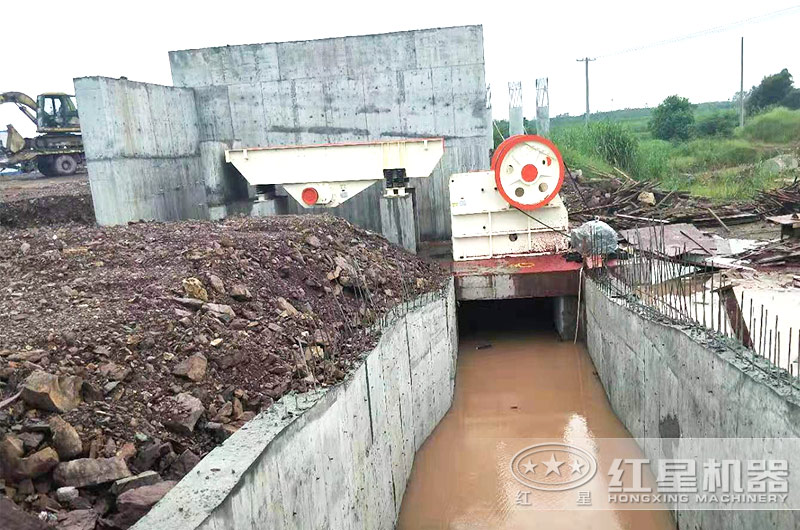 大型顎式破碎機(jī)設(shè)備應(yīng)用現(xiàn)場(chǎng)